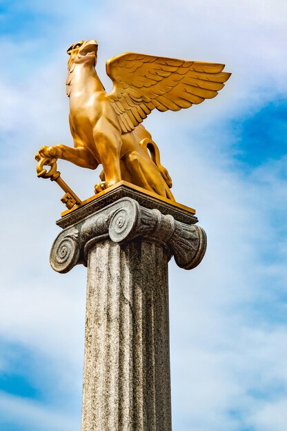 Foto scultura di griffin sul piedistallo