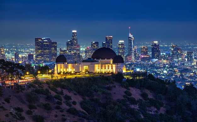 Griffith Observatory en de skyline van Los Angeles 's nachts