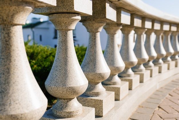 Grijs graniet balusters als schermen in de stad