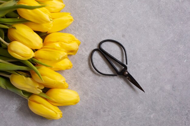 Grijs met gele bloemen tulpen en schaartafel