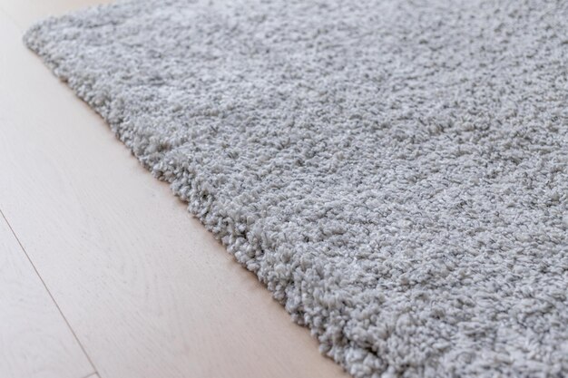 Grijs tapijt op de vloer