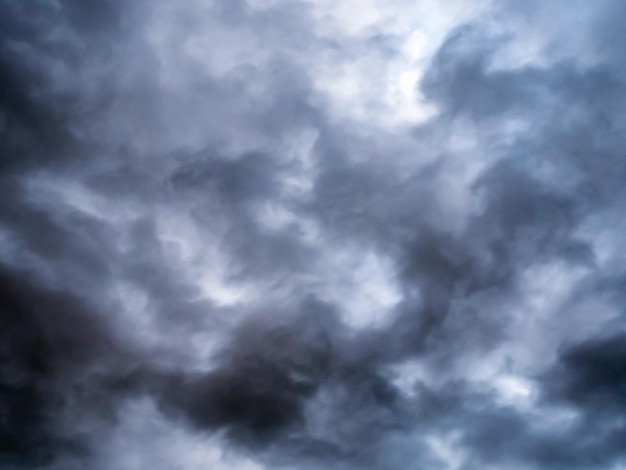 Grijs tragisch wolkenlandschap met chaotische donkere wolken