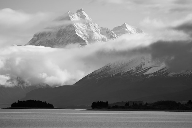 Grijswaardenopname van de besneeuwde Alpen