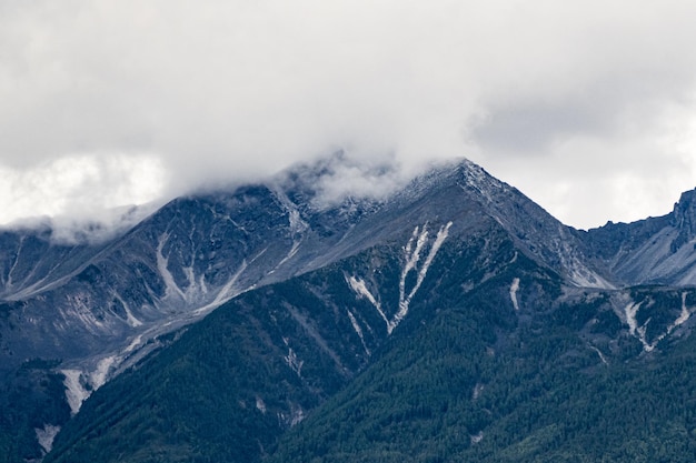 Grijszwarte bergen in de wolken