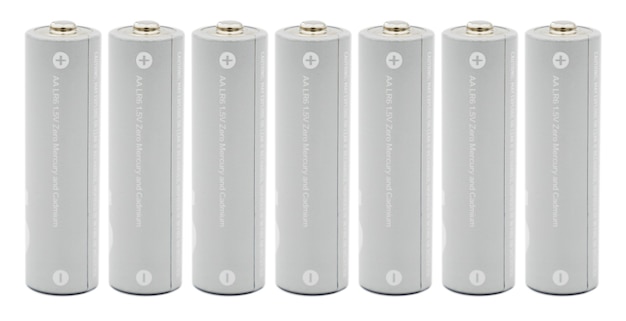Grijze Alkaline batterijen geïsoleerd op witte achtergrond