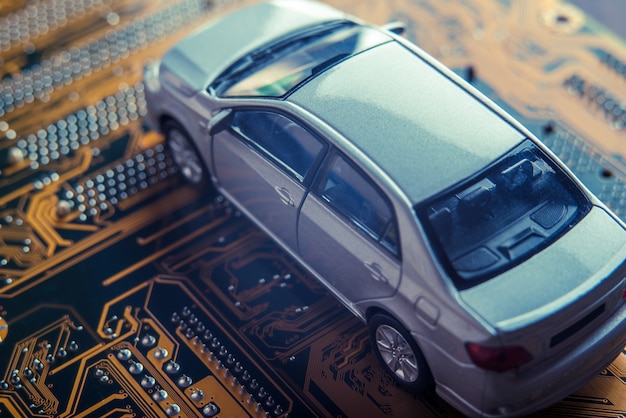 Foto grijze auto rijdt de weg op in de vorm van elektronische borden