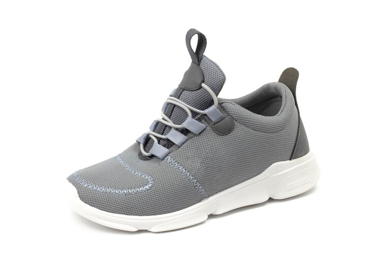 Grijze casual sportschoenen geïsoleerd op een witte achtergrond