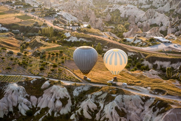 Grijze en gele heteluchtballonnen op de grond