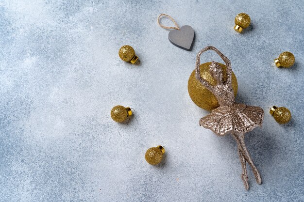 Grijze en gouden kerstballen op frosted