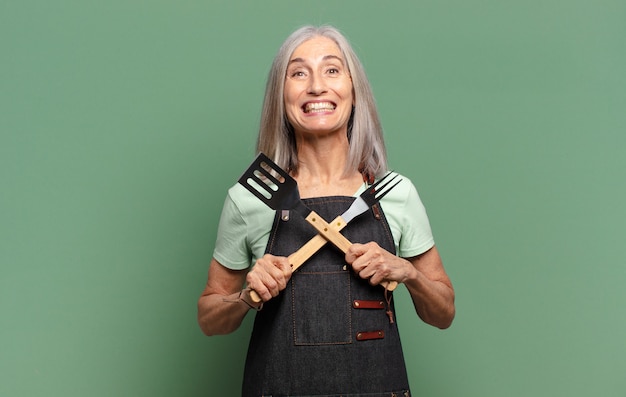 Grijze haar mooie barbecue chef-kok vrouw