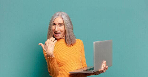 Grijze haar mooie vrouw met laptop