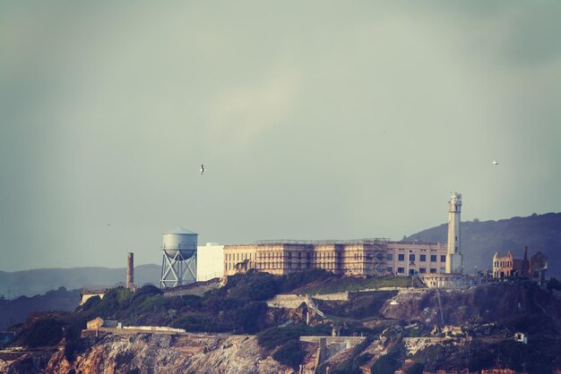 Foto grijze hemel over alcatraz californië