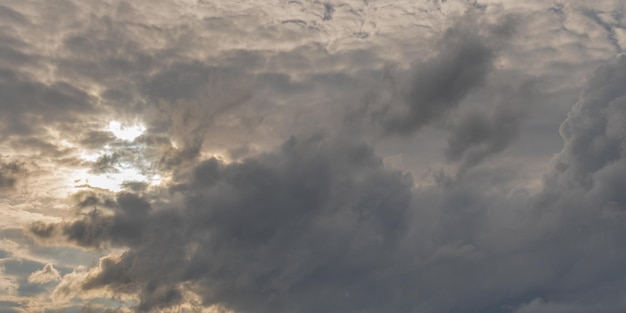 Grijze hemelachtergrond met stormachtige donkere wolken