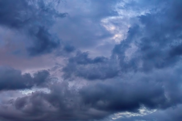 Grijze hemelachtergrond met witte wolken