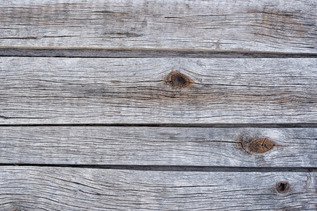 Grijze horizontale houten planken met knopen. Abstracte achtergrond