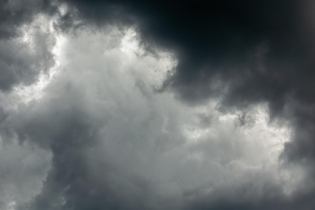 Grijze inkomende onweerswolken donkere close-upachtergrond