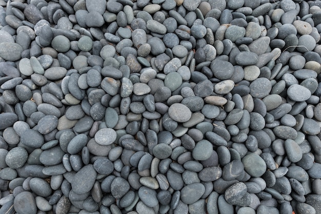 grijze kleur kiezels willekeurige grootte op het strand