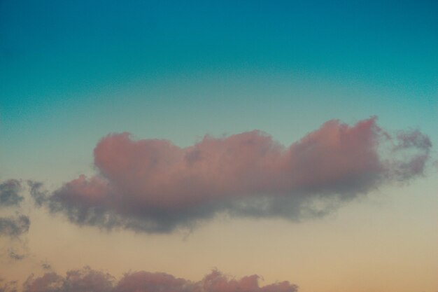 Grijze kleurwolken bedekken overdag gedeeltelijk de lucht