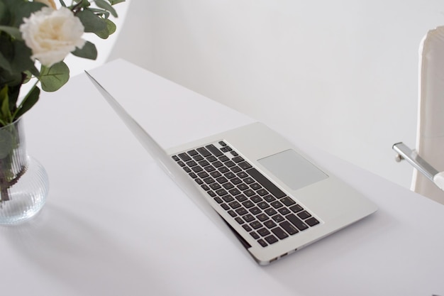 Grijze laptop op een wit bureau open