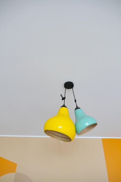 Grijze plafondlamp die in een kamer hangt