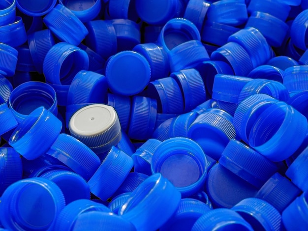 Grijze plastic flesdoppen aan de bovenkant om het concept van het uitstaan uit de menigte te weerspiegelen.