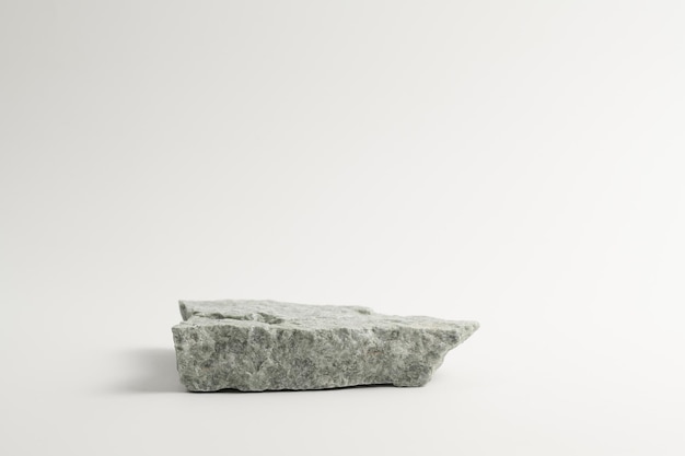 Foto grijze platte gestructureerde stenen voetstuk op witte achtergrond sjabloon voor mock-up banner minimaal concept leeg podium display productpresentatie scène