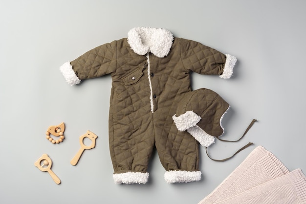 Grijze quilted baby overalls voor de winter plat liggen