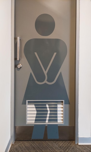 grijze toiletbordjes voor vrouwen gedrukt op deuren in een gebouw