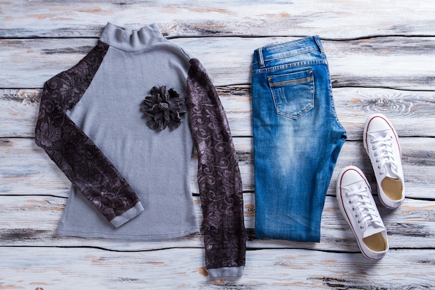 Grijze top met zwarte mouwen sweatshirt jeans en witte schoenen casual kledingstuk met bloemen applique nieuwe...