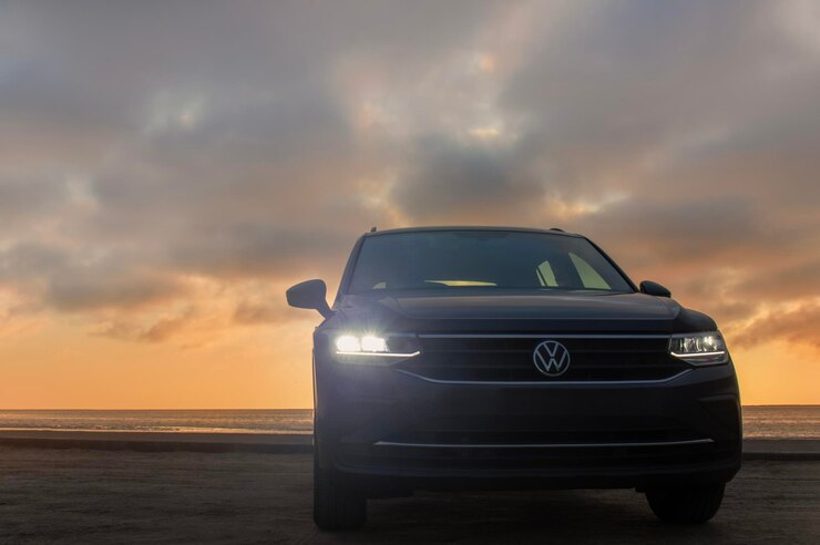 Grijze Volkswagen Tiguan tegen een dramatische hemel