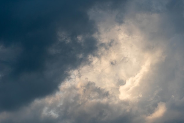 Grijze wolken De lucht voor de regen en de donder Door de grijze regenwolken zie je een strakblauwe lucht