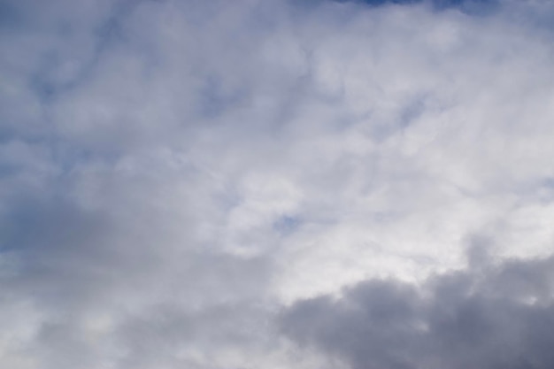 Grijze wolken in de lucht