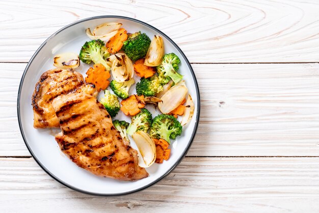 Bistecca di petto di pollo alla griglia con verdure