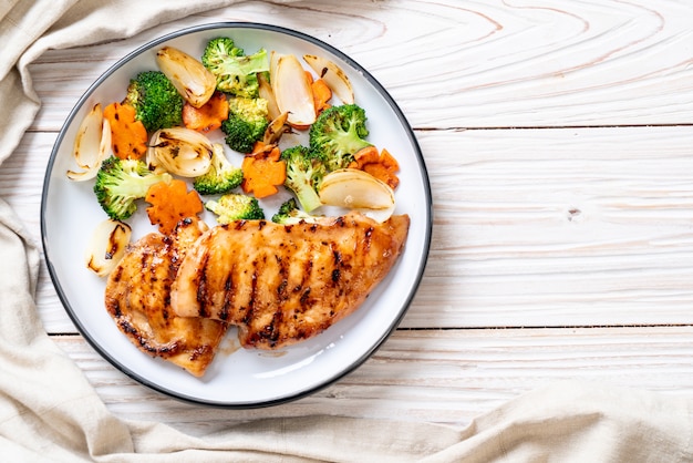 Bistecca di petto di pollo alla griglia con verdure