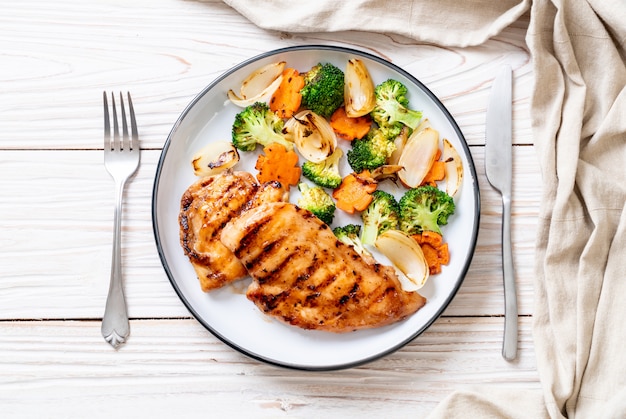 Photo griled chicken breast steak with vegetable