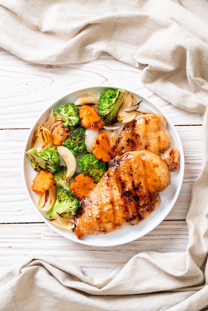 Foto bistecca di petto di pollo alla griglia con verdure