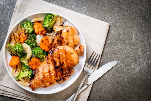 Foto bistecca di petto di pollo alla griglia con verdure