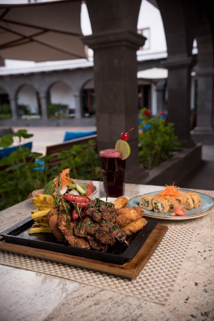 Grill achtergrondfotografie met verschillende kaarten op een restauranttafel