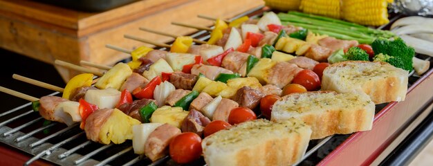 Grill en Barbecue feest aan huis. Koken BBQ varkensvlees, rundvlees, kip, zeevruchten en groenten. Familie levensstijl en vriend buitenactiviteit.