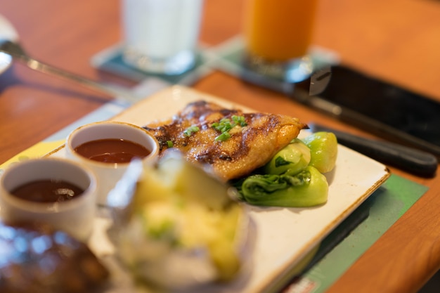 Grill kippenlapje vlees met blur gebakken aardappel met saus