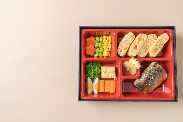 grill makreel saba vis met voorgerecht in bento set - Japans eten stijl