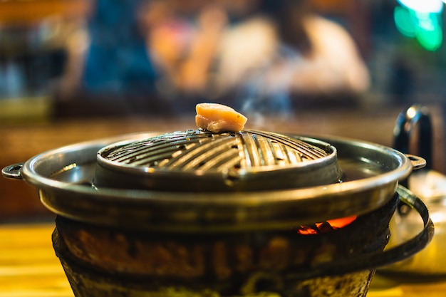 油豚肉を鍋に焼き、料理を始める、タイ料理