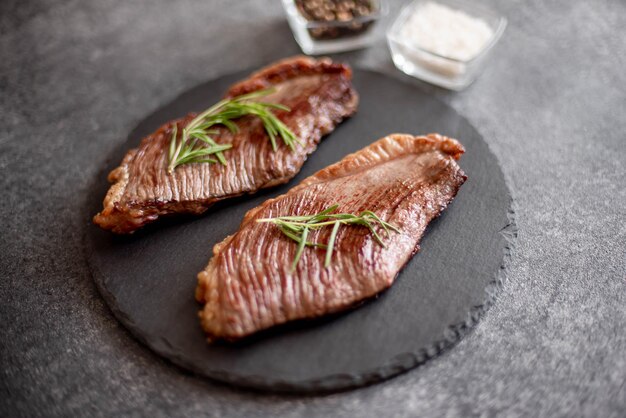 Grill picanha steak op stenen ondergrond met kruiden