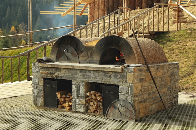 Griglia per cucinare all'aperto in località di montagna