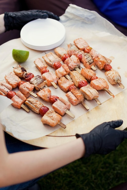 写真 鮭の串焼きをトレイにのせて