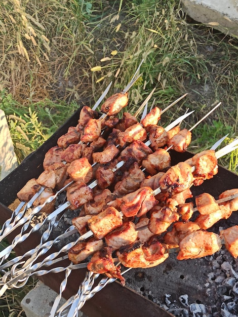 肉の串が刺さったグリルで調理中です。