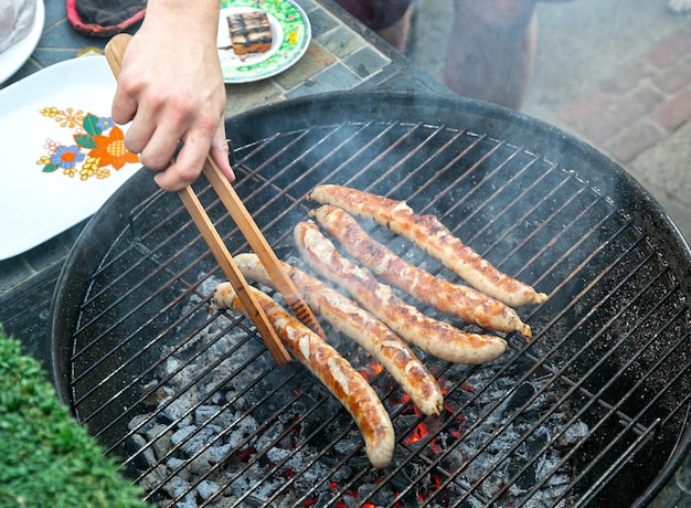 grill worstjes steak op het rooster op open vuur