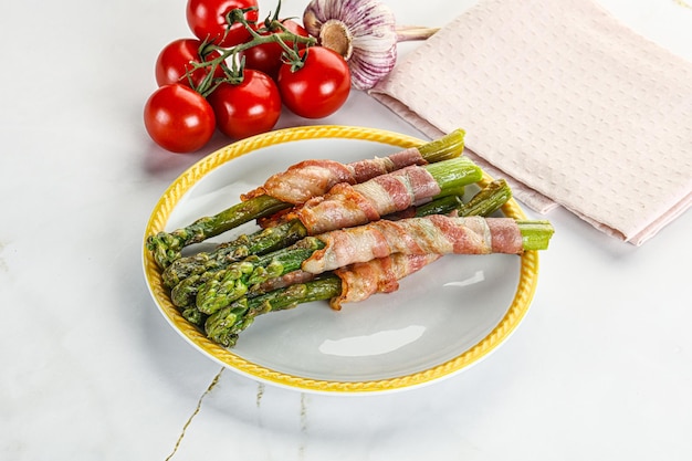 Foto asparagi grigliati con pancetta