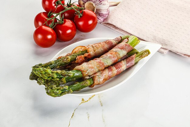 Photo grilled asparagus with bacon