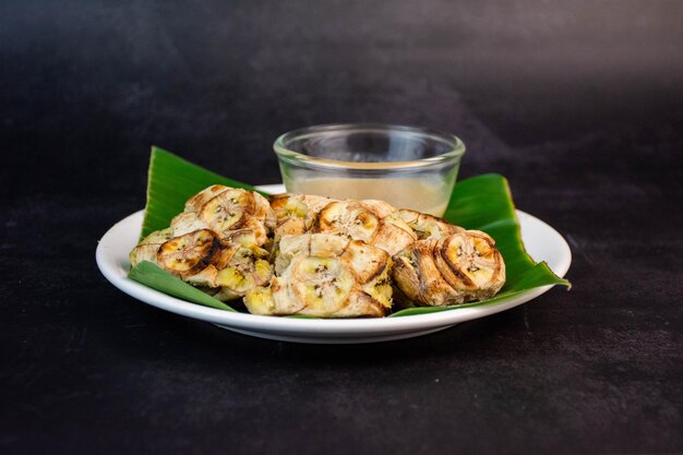 Foto banana grigliata con caramello alla vaniglia e cocco